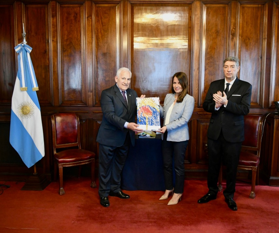 La vicepresidenta del Consejo de la Magistratura recibe una réplica de la Bandera Nacional de la Libertad Civil