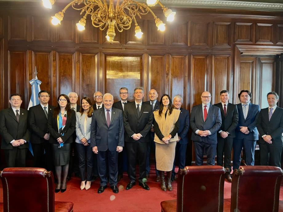 Consejeros, funcionarios de la Corte y representantes del Instituto Nacional Belgraniano en el acto celebrado en el salón Carmen Argibay