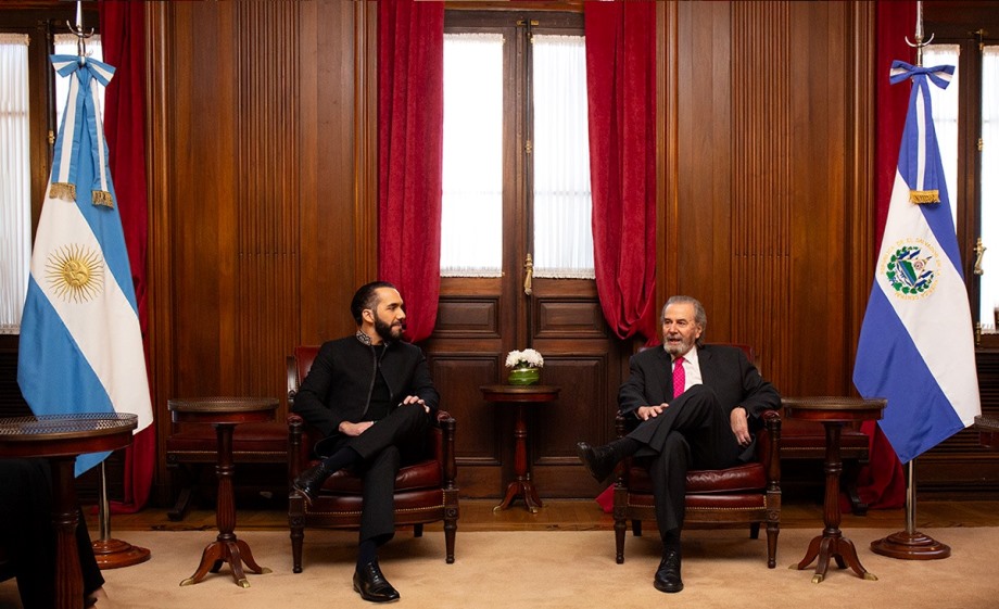 El presidente de El Salvador, Nayib Bukele, y el ministro decano, Juan Carlos Maqueda.