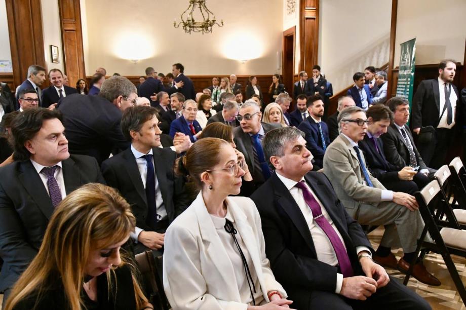 La ceremonia se realizó en la sede del rectorado de la Universidad.