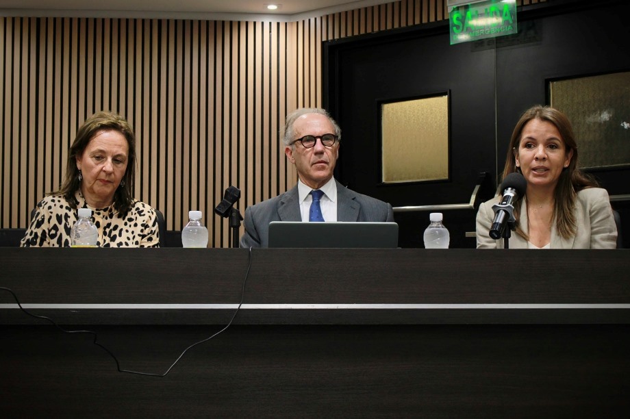 María Elena López, vicepresidenta de la AMFJN, Carlos Rosenkrantz y Agustina Díaz Cordero, vicepresidenta del Consejo de la Magistratura..