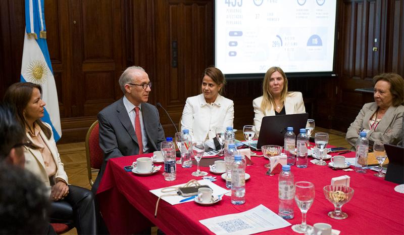 Carlos Rosenkrantz, junto a Agustina Díaz Cordero y María Emilia Sesin