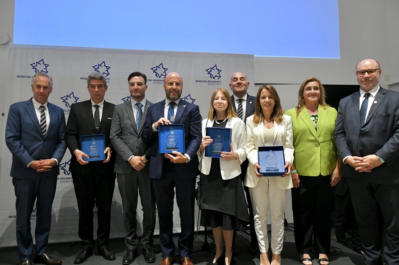 Distinguidos por AAJRA, junto a las autoridades de la Asocaición y del Museo